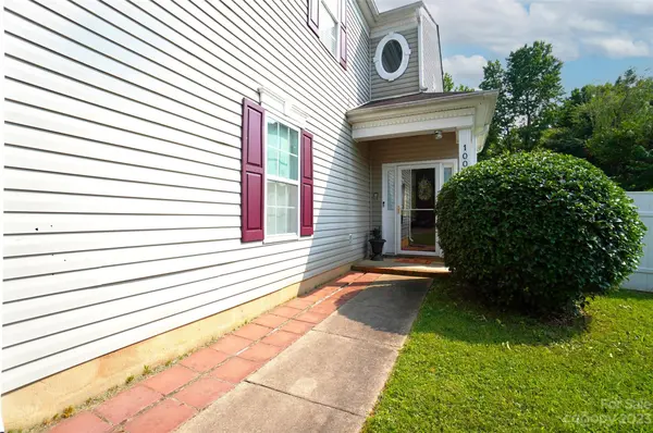1002 Hipp RD, Charlotte, NC 28216