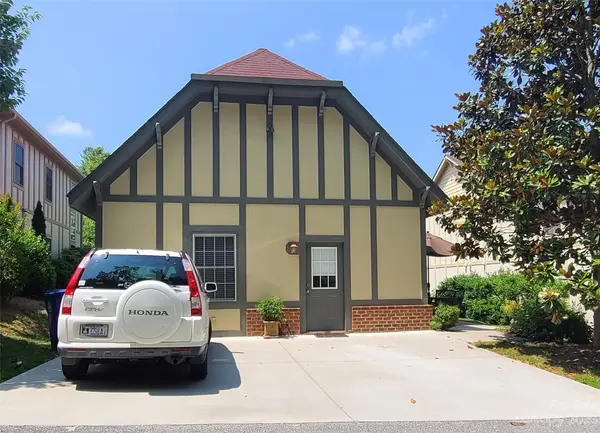 16 Trafalgar CIR, Asheville, NC 28805
