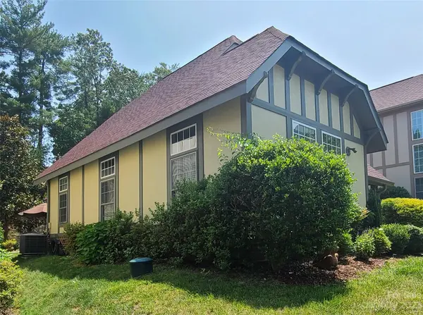 16 Trafalgar CIR, Asheville, NC 28805