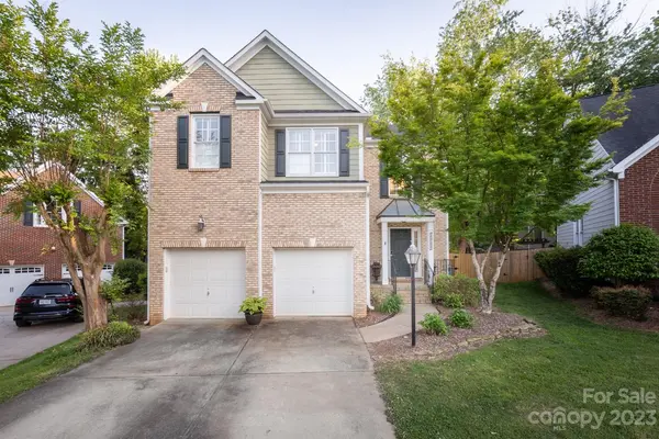 2000 Sablewood DR, Charlotte, NC 28205