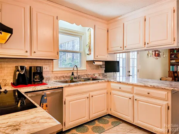 84 Lakeview DR, Marion, NC 28752