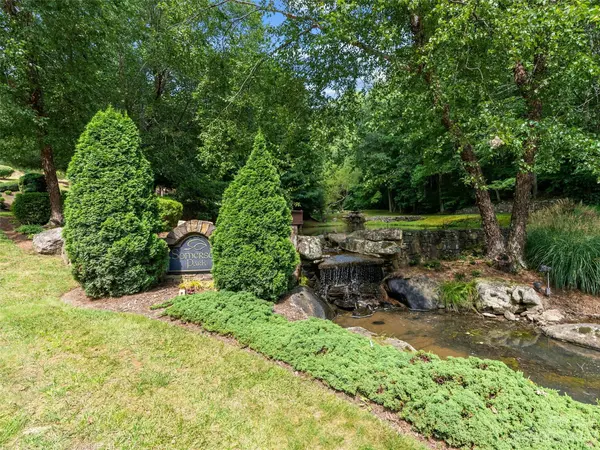130 Flameleaf LN, Hendersonville, NC 28739