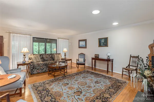 461 Crowfields DR, Asheville, NC 28803