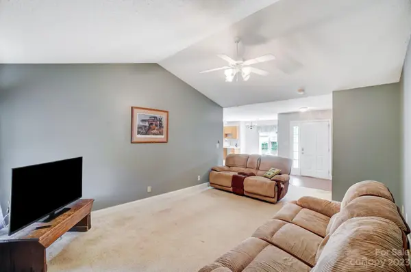 103 Falling Leaf LN, Statesville, NC 28677