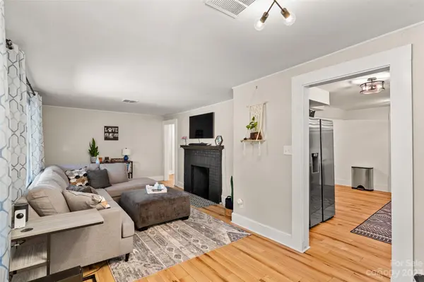 400 7th Avenue PL NW, Hickory, NC 28601