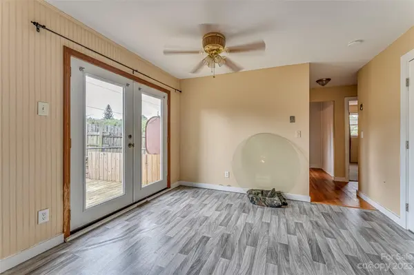 40 John Delk RD, Hendersonville, NC 28792
