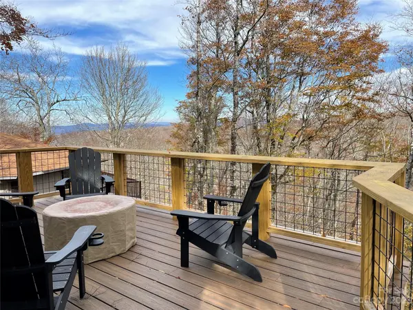 228 Birchwood LN, Beech Mountain, NC 28604