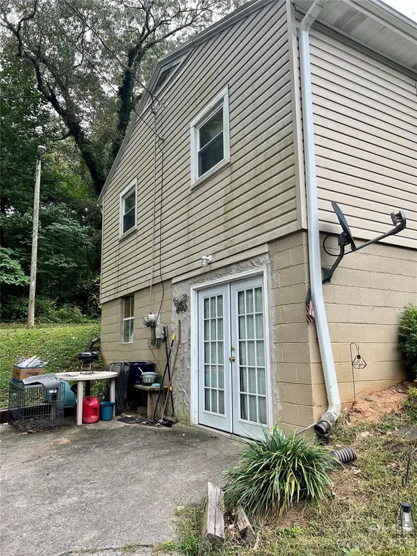 707 4th Street PL SE, Hickory, NC 28602
