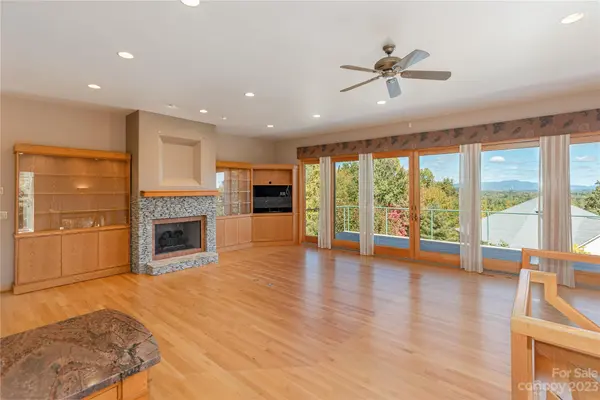 110 Sugarberry LN, Hendersonville, NC 28739