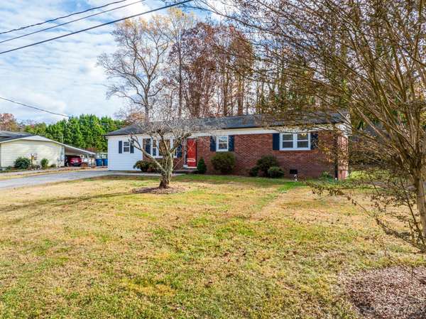 2548 32nd AVE NE, Hickory, NC 28601