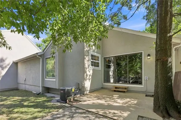 10752 Oakmont ST, Overland Park, KS 66210