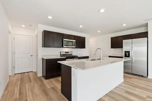 5128 Beechmont LN, New Haven, IN 46774