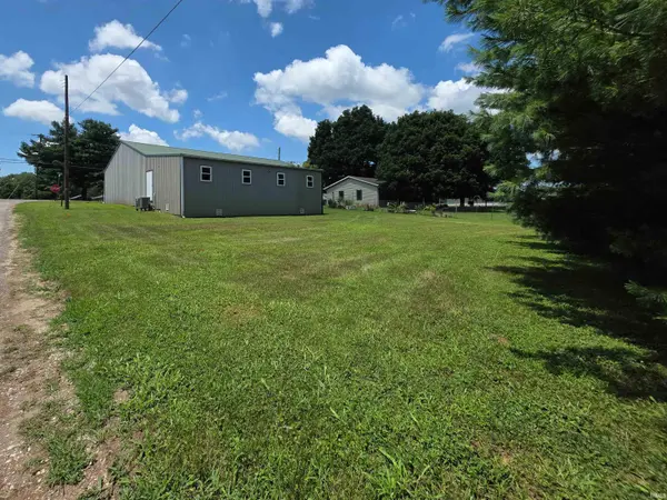107 CR 70 E ***, Bloomfield, IN 47424