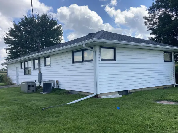 9214 N BUCK CREEK PIKE, Mooreland, IN 47360