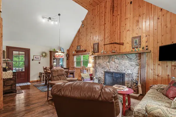 16600 4B RD, Plymouth, IN 46563