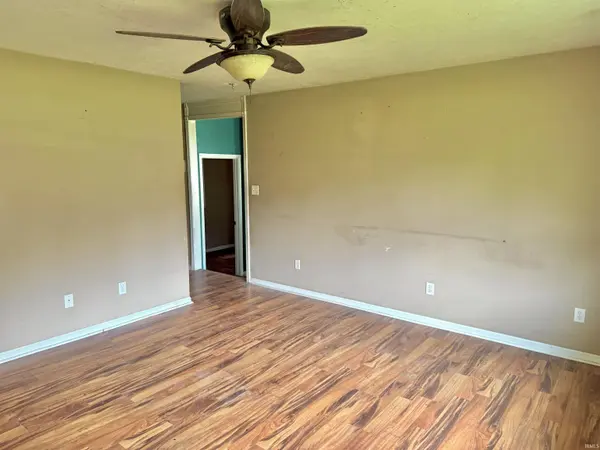 102 E Davidson ST, Staunton, IN 47881