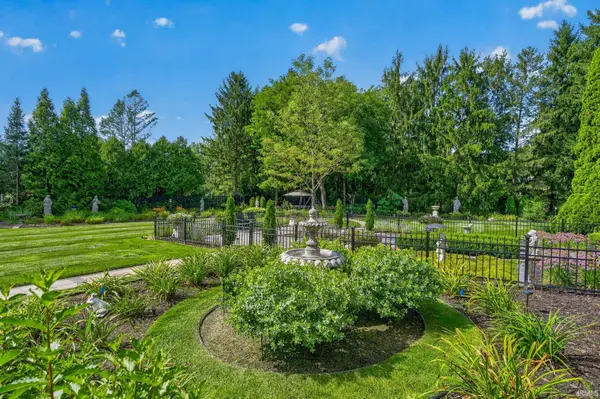 51593 Norwich DR, Granger, IN 46530
