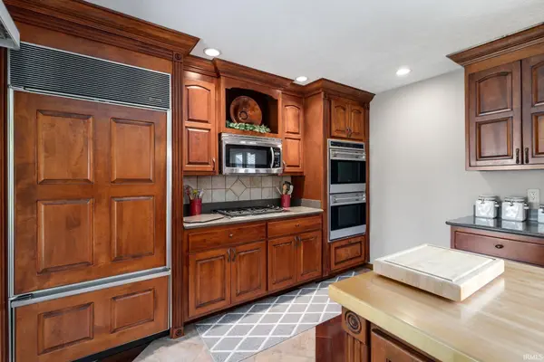 23590 Cedar Knoll CIR, Elkhart, IN 46516