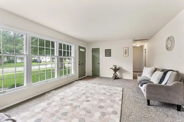 7520 Kingsway DR, Fort Wayne, IN 46819-1721