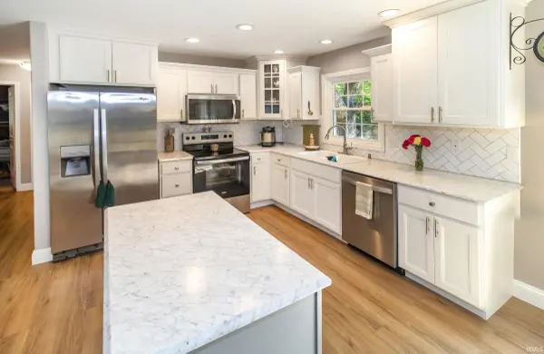 4300 Pine DR, Newburgh, IN 47630