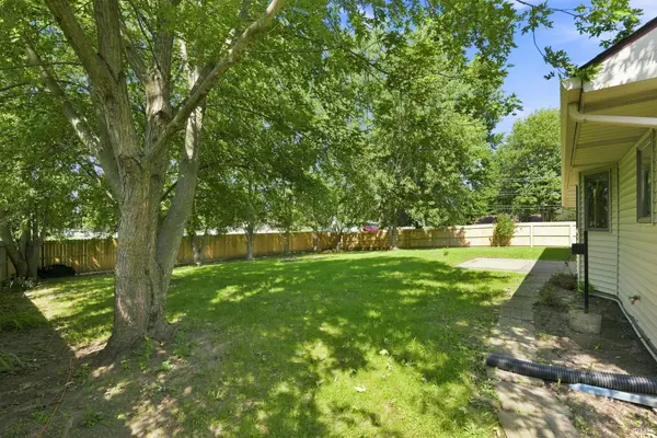 3021 Sandarac LN, Fort Wayne, IN 46815-8082