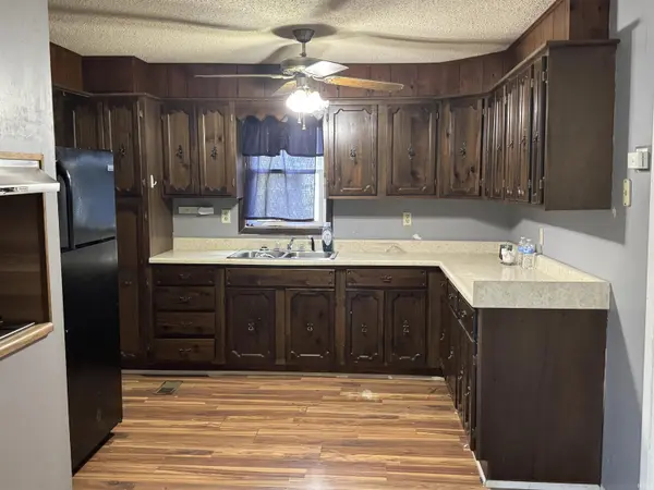 522 W Sherman ST, Oakland City, IN 47660