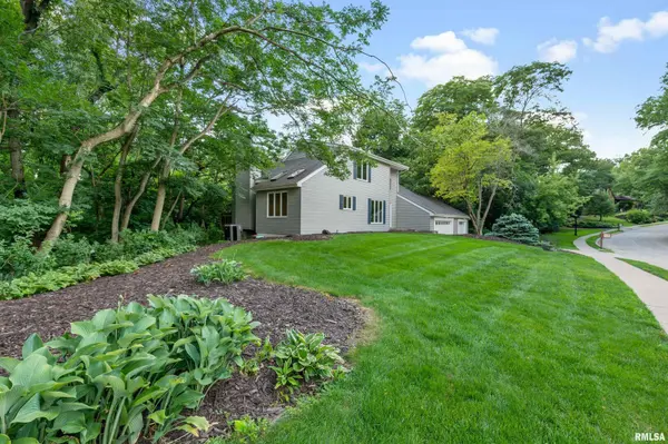 10 WILDWOOD DR, Moline, IL 61265