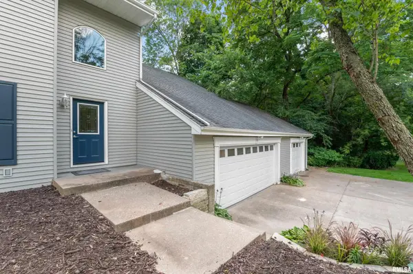 10 WILDWOOD DR, Moline, IL 61265