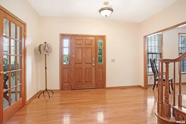 3090 LUNDY LN, Bettendorf, IA 52722