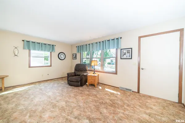 8301 W 7TH ST, Rock Island, IL 61201-7712