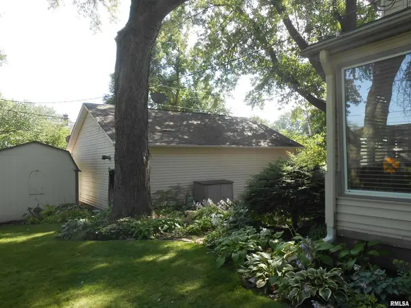 909 MISSISSIPPI BLVD, Bettendorf, IA 52722
