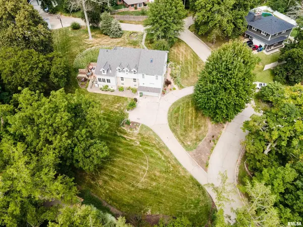 1016 CRESCENT DR, Clinton, IA 52732
