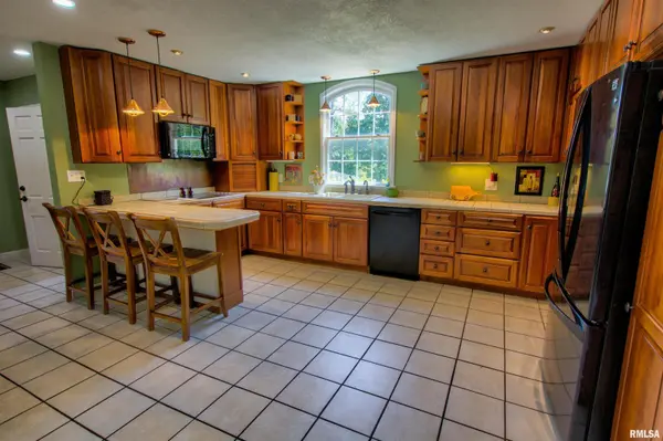 1016 CRESCENT DR, Clinton, IA 52732