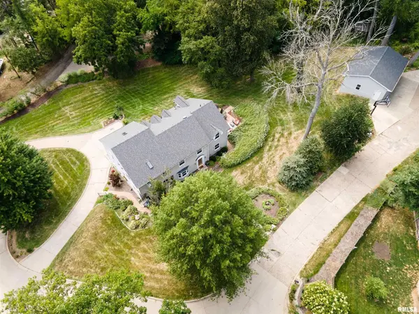 1016 CRESCENT DR, Clinton, IA 52732