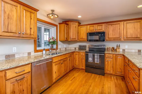 2039 E 60TH ST, Davenport, IA 52807