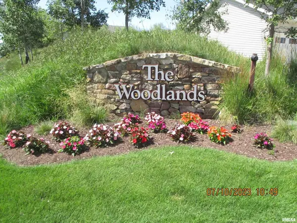 4945 LAKESIDE DR, Bettendorf, IA 52722