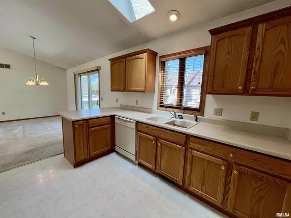 351 COUNTRY CLUB CT, Eldridge, IA 52748