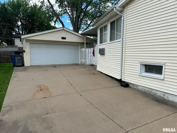 1904 KINGS DR, Bettendorf, IA 52722