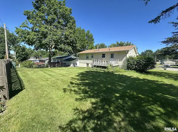 1034 MONTICELLO DR, Davenport, IA 52806