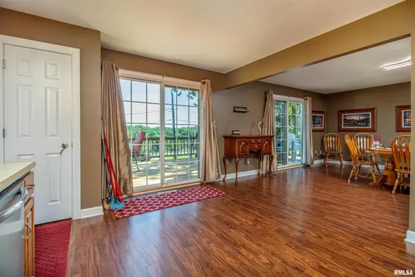 18968 GREAT RIVER RD, Le Claire, IA 52753