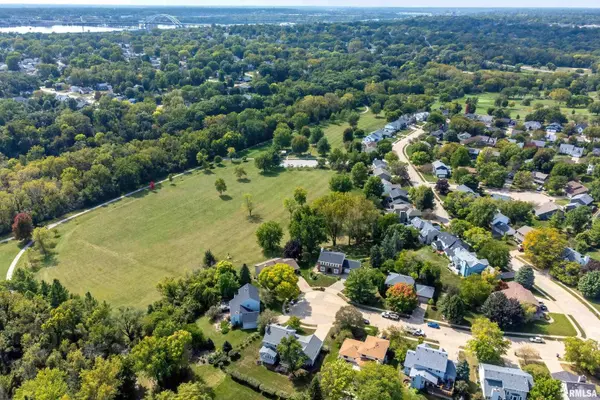 1785 HARTFORD CT, Bettendorf, IA 52722