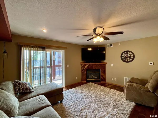 121 E PRICE ST #201, Eldridge, IA 52748