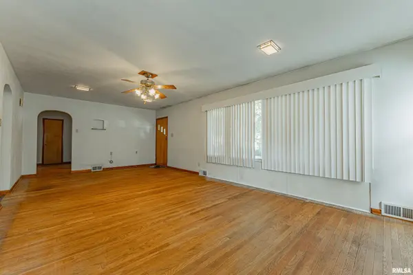 511 S STATE ST, Lincoln, IL 62656