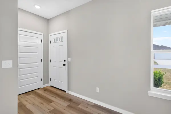 887 S Parkside CIR, Nixa, MO 65714