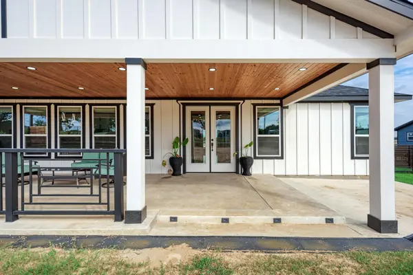 251 Estrella LN, Bastrop, TX 78602