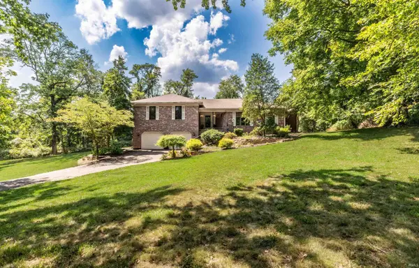5828 Harmony Woods LN, Evansville, IN 47720