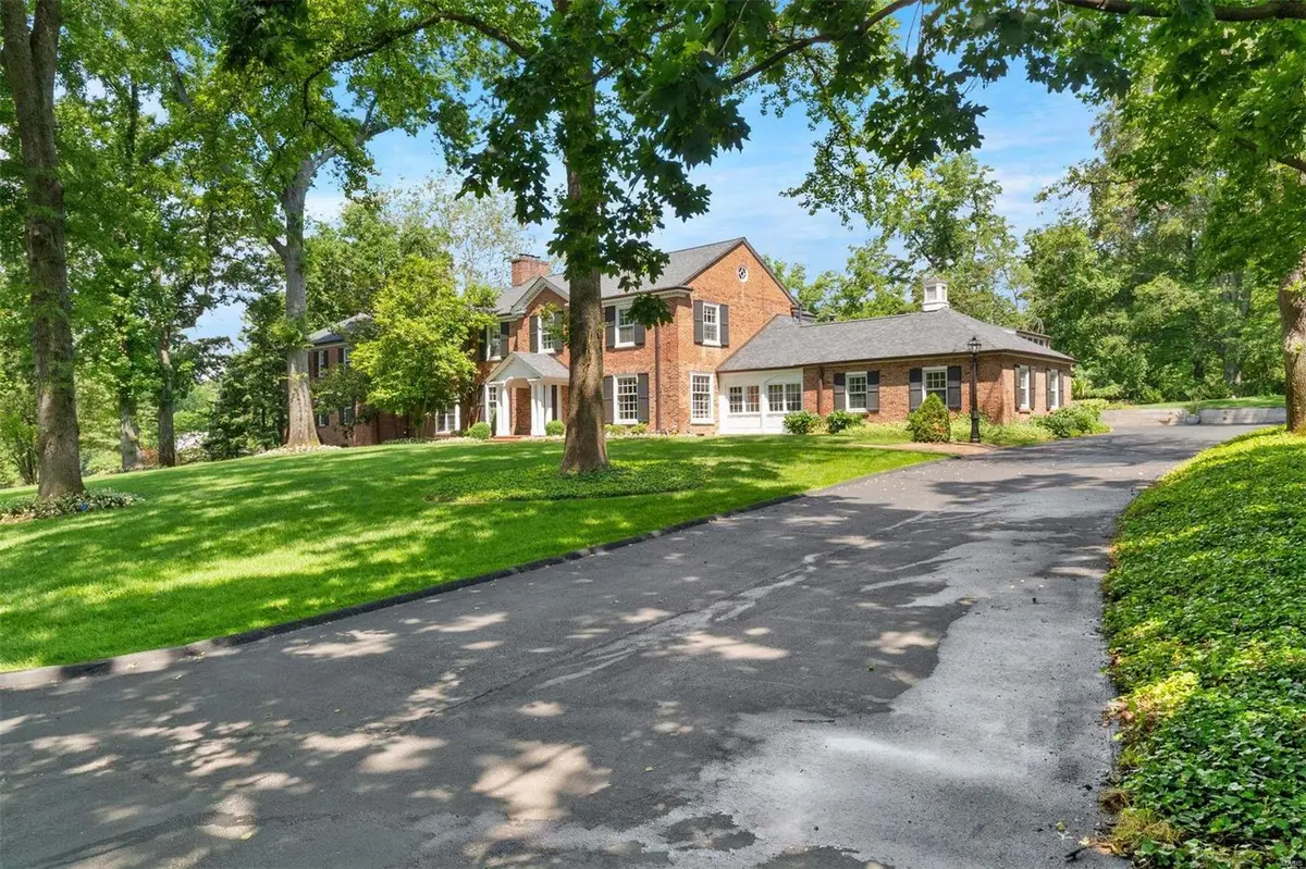 7 Greenbriar DR, Ladue, MO 63124
