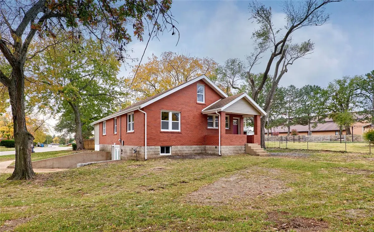6496 Howdershell RD, Hazelwood, MO 63042
