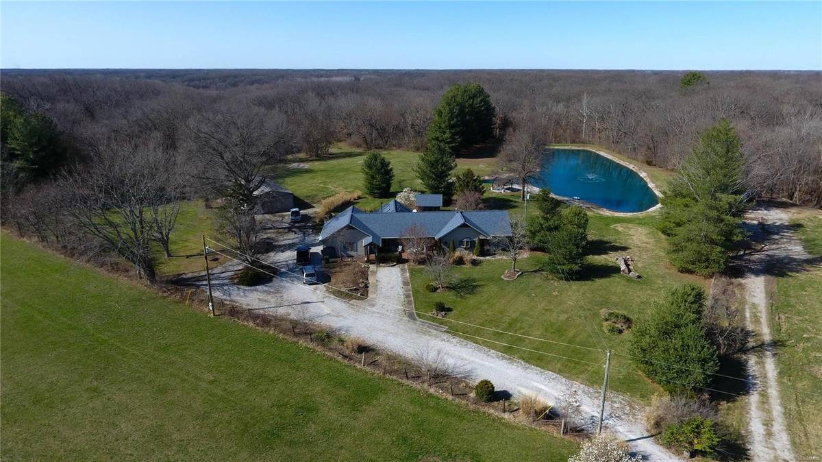 9355 Schaefer RD, Staunton, IL 62088