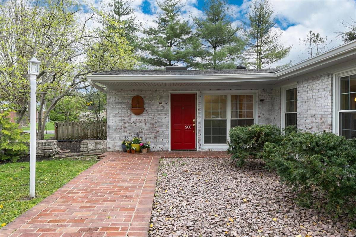200 Wenneker DR, Ladue, MO 63124